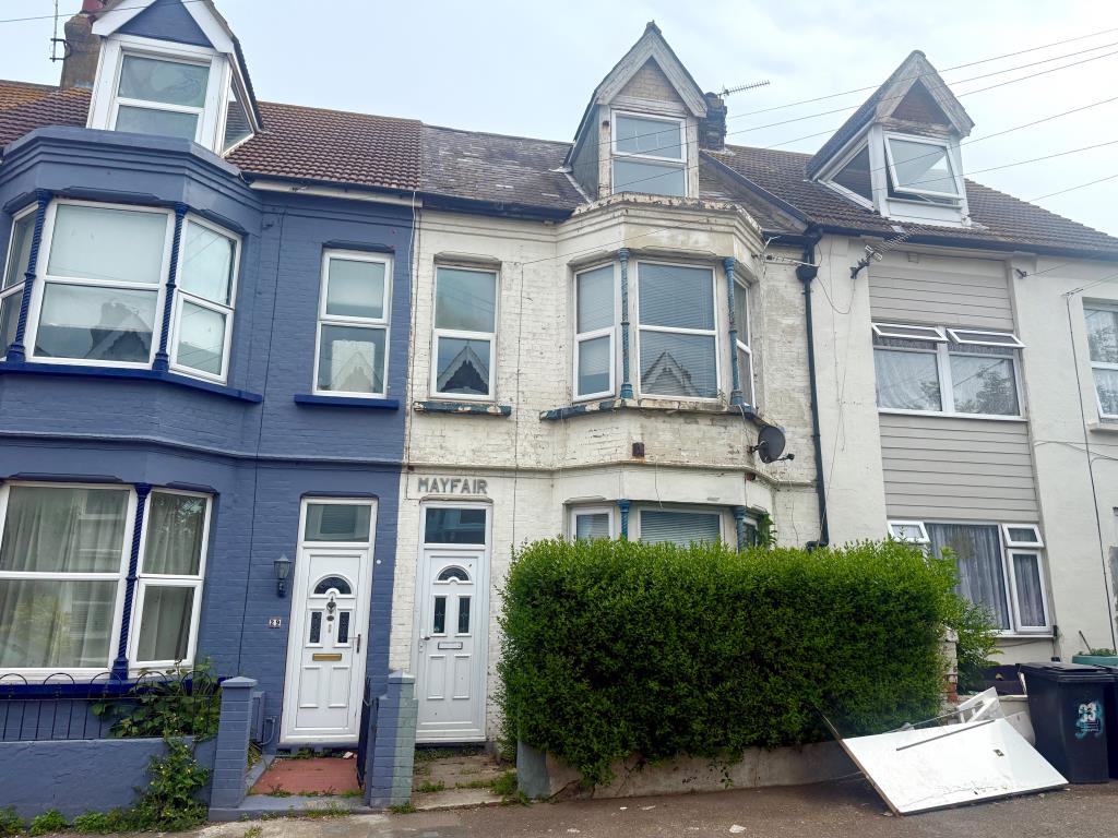 Lot: 160 - FIVE-BEDROOM HOUSE FOR REFURBISHMENT - Mid-terraced bay fronted house